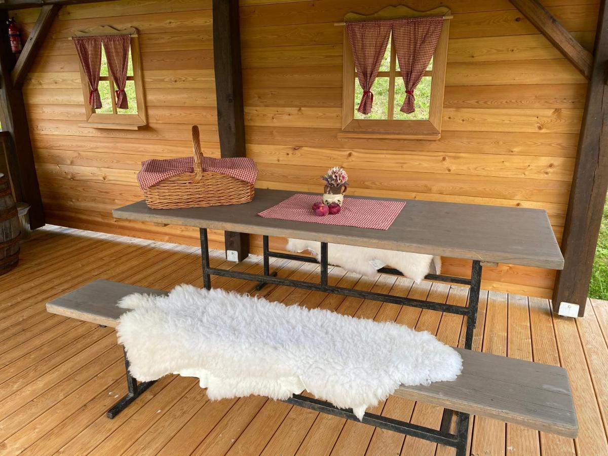 Wooden Hut At Tourist Farm Artisek Villa Store Ngoại thất bức ảnh