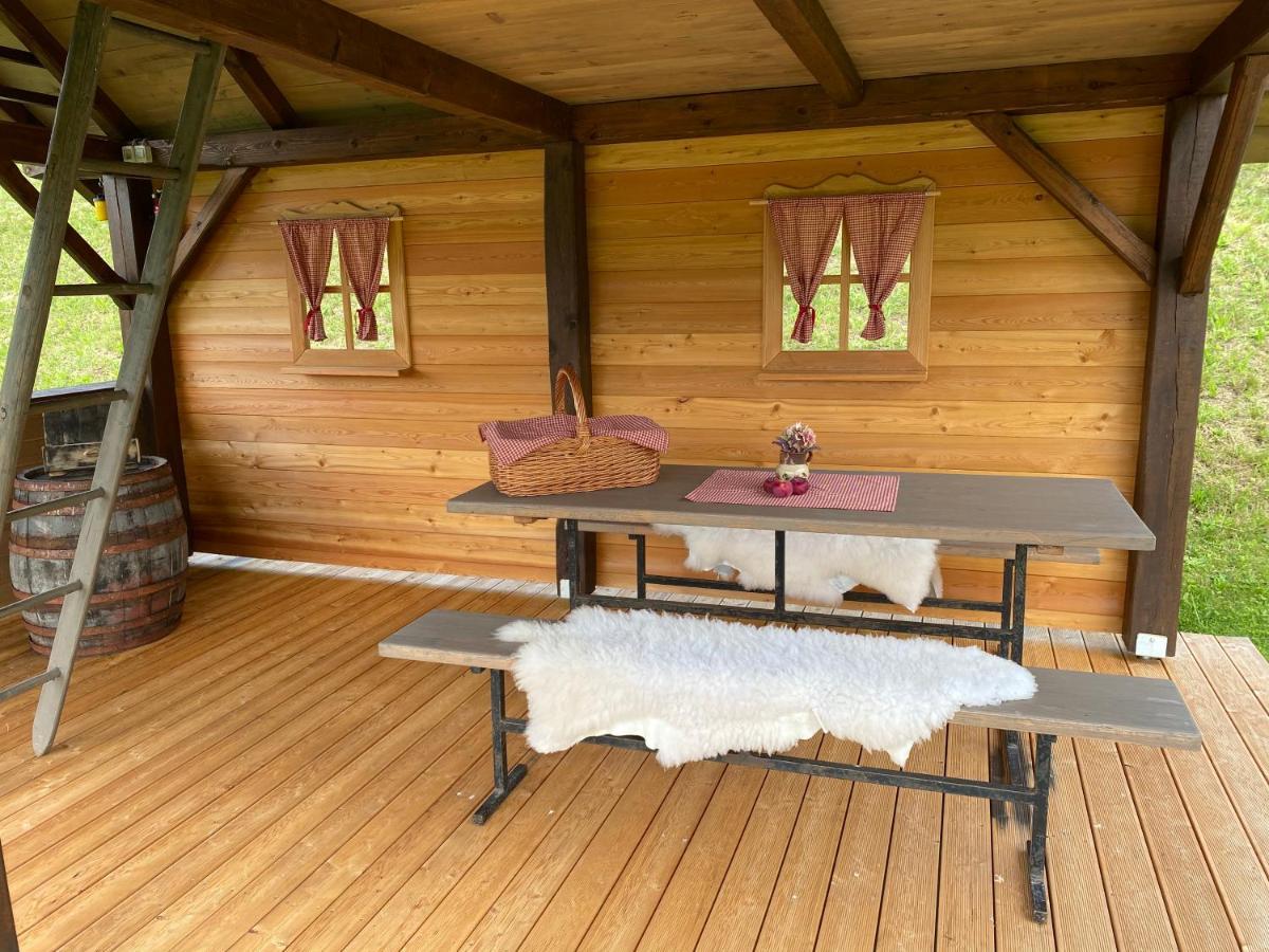 Wooden Hut At Tourist Farm Artisek Villa Store Ngoại thất bức ảnh