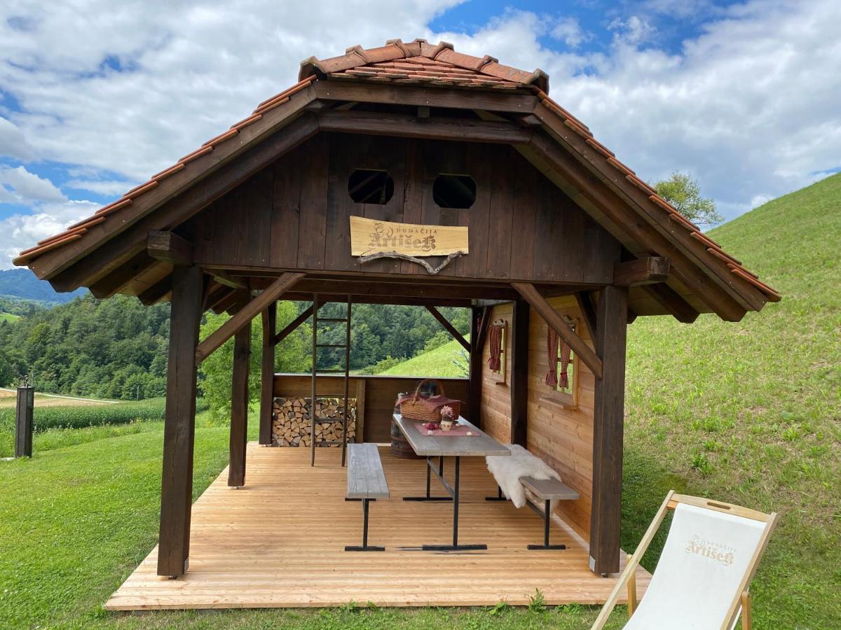 Wooden Hut At Tourist Farm Artisek Villa Store Ngoại thất bức ảnh